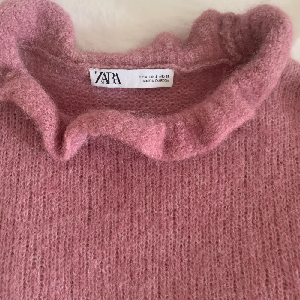 Stickad mysig tröja från zara storlek S. Passar perfekt till hösten och är i en cool rosa färg. Köpt från förra höst kollektionen och är varm och gosig. Aldrig använd därmed inga defekter. Köparen står för frakt och är kvar så länge det inte står ”såld” ❤️‍🔥. Stickat.