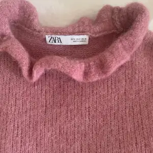 Stickad mysig tröja från zara storlek S. Passar perfekt till hösten och är i en cool rosa färg. Köpt från förra höst kollektionen och är varm och gosig. Aldrig använd därmed inga defekter. Köparen står för frakt och är kvar så länge det inte står ”såld” ❤️‍🔥