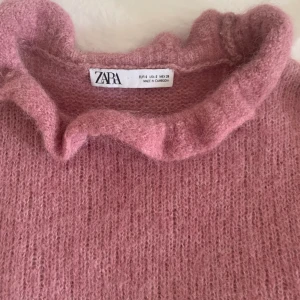 Tröja Zara - Stickad mysig tröja från zara storlek S. Passar perfekt till hösten och är i en cool rosa färg. Köpt från förra höst kollektionen och är varm och gosig. Aldrig använd därmed inga defekter. Köparen står för frakt och är kvar så länge det inte står ”såld” ❤️‍🔥