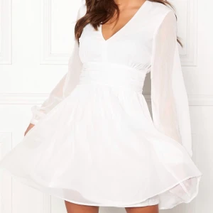 Studentklänning Dahlia Dress - Säljer nu min fina studentklänning som köptes på Bubbleroom förra året. Använd endast en gång och är tvättad efter det. Superskön & lätt klänning, perfekt till utspring/mottagning🤍  Obs - katt finns i hemmet - köparen står för frakt 