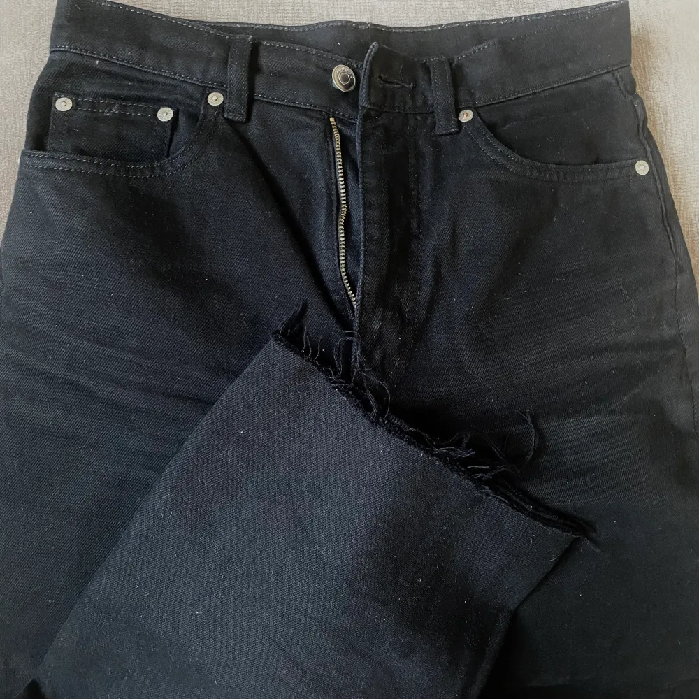 Svarta raka jeans från Arket. Sparsamt använt, storlek S. . Jeans & Byxor.