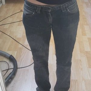 Blå levis jeans - Super snygga low waisted levis jeans i en skitnsygg blå färg 💞