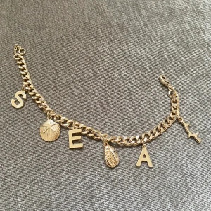 Armband guldfärgad SEA  - Helt ny guldarmband som stavar SEA. 