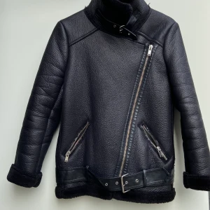Zara bikerjacka - Svart bikerjacka grån Zara. Fint skick. Storlek xs.