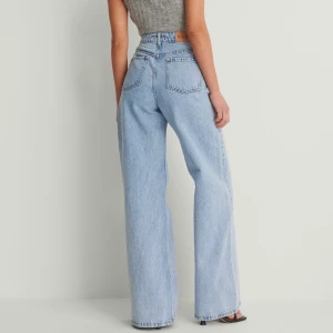 Högmidjade jeans  - Ett par Jeans från NAKD, som nya har inte använt dem knappt för jag råkade beställa en storlek för stort, men asså jag dör de är såå snygga! Nypris 499!
