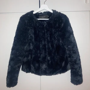 Pälsjacka Veromoda storlek M  - Elegant pälsjacka från Veromoda. Köpt för 399. Sparsamt använd. Har tyvärr ett litet hål inuti fodret i ena fickan men inget som syns utanpå, därav priset. 