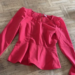 Vila topp/Blus stl s  - Hallonröd top/blus , från vila stl s 30kr 