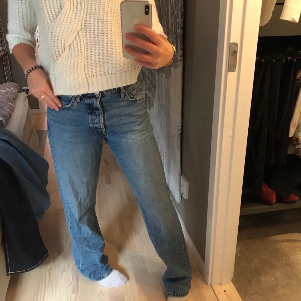 Så fina eftertraktade lågmidjade jeans från Zara i storlek 40! Kan mötas i Stockholm 💕. Jeans & Byxor.