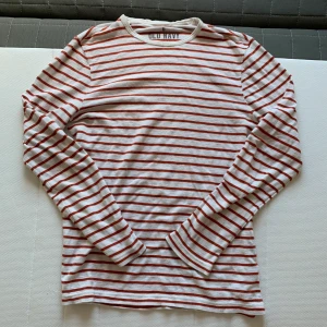 Randig långärmad Old Navy S/M - Det är storlek S/M som passar mig som har M. Den är snygg, speciell stil. Jävlgit snyggt om man bär de bra o typ kan matcha bra. Skriv till mig om du har fler frågor.