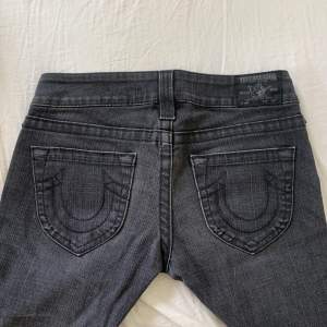 DIREKTPRIS:600 Utsvängda True religion jeans! Färgen är som första bilden<3 midja:80 cm innerbenslängd:89 cm, passar 168 och längre (Säljer fler jeans bla evisu)