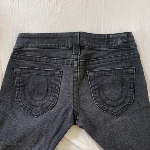 True religion jeans - DIREKTPRIS:600 Utsvängda True religion jeans! Färgen är som första bilden<3 midja:80 cm innerbenslängd:89 cm, passar 168 och längre (Säljer fler jeans bla evisu)