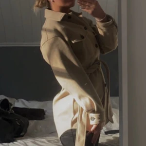 zara kappa - en beige kappa från zara, används fåtal gånger 