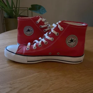 Converse allstar storlek 41 röda  - Väldigt bra skick knappt använda, storlek 41. Köpare betalt frakt  