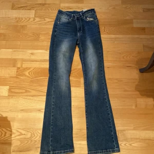 Jeans - Säljer dessa jeansen för att dem inte kommer till andvändning. Betalar endast med Swish💕