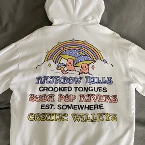 Hoodie från Crooked Tongues - Snygg oversized hoodie från märket crooked tongues. Använd ett par fåtal gånger men är precis som ny. Den är storlek XS men är fortfarande väldigt oversized💕💕💕