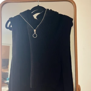 Tröja  - Tröja med knytning på sidorna  , fint att ha ovanpå tshirts 