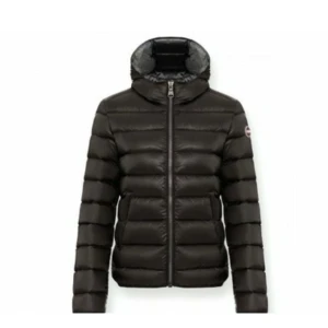 Colmar - Det är en svart Colmar jacka som inte är så använd men den har gått sönder lite vid ärmen annars är den i ganska bra skick. Storleken står inte men den är lite för liten för mig som har L vanligtvis.  Om någon är intresserad så kan jag skicka fler bilder 