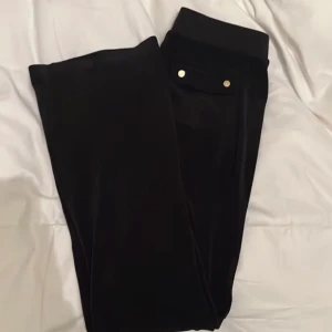 Juicy byxor - Säljer för vill inte ha fickor där bak då mamma köpte fel till mig💕tryck EJ på köp nu 