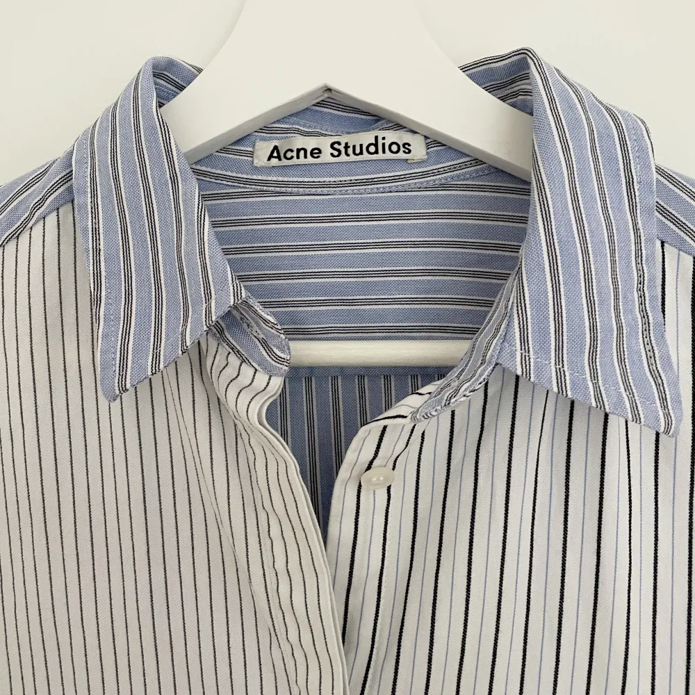 Superfin randig skjorta från Acne Studios, stl XS, men är oversize. Jättefint skick! . Skjortor.