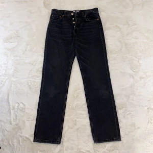 Mid/low waist Zara jeans! - Jag säljer dessa jättefina mörkgråa jeans från Zara!! Jag säljer de pga fel storlek. Har aldrig använt de därav är de i ett mycket bra skick. Priset kan alltid diskuteras.  På mig som är 164 cm sitter de som mid/low rise! TRYCKEJKÖPDIREK 