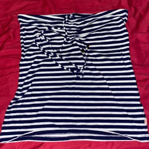 randig tub top - jätte söt blå & vit randig tube top med snören  (skriv om du vill ha exakta mått)