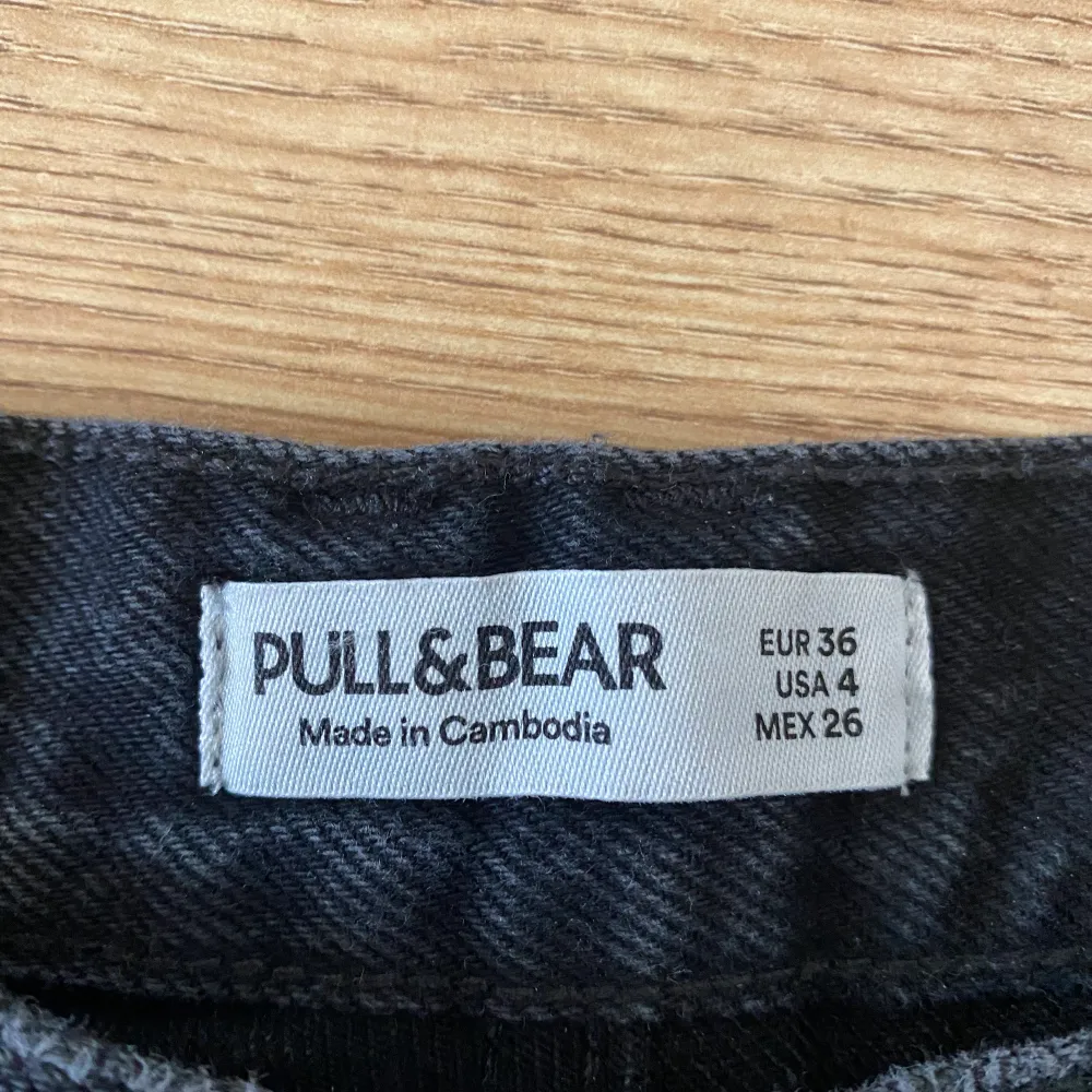 Grå svarta jeans från pull&bear. För frågor o bilder kontakta gärna. . Jeans & Byxor.