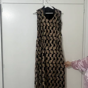 Festklänning - Glittrig svart klänning som jag aldrig har använt på grund av att den Inte är i min stil