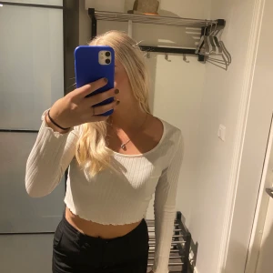 Vit topp - Säljer denna fina långärmade topp från Na-kd. 