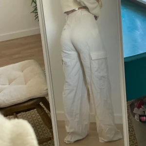 Beige cargo pants - Oanvänds beigea cargo byxor från missguided som inte passade när jag fick hem dem! I storlek 36! 170kr med frakt!