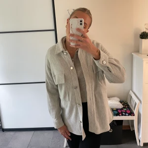 Skjortjacka Zara - Grå skjortjacka från zara, knappt använd alls och därav i nyskick💕 hör av dig vid frågor!