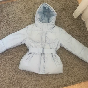 vinterjacka - Säljer denna supersnygga vinterjacka, köpt i vintras för 800😍😍