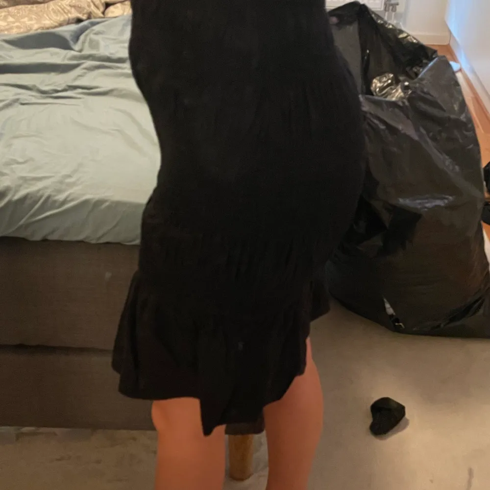 en svart volang kjol från NA-KD helt ny storlek 36. Kjolar.