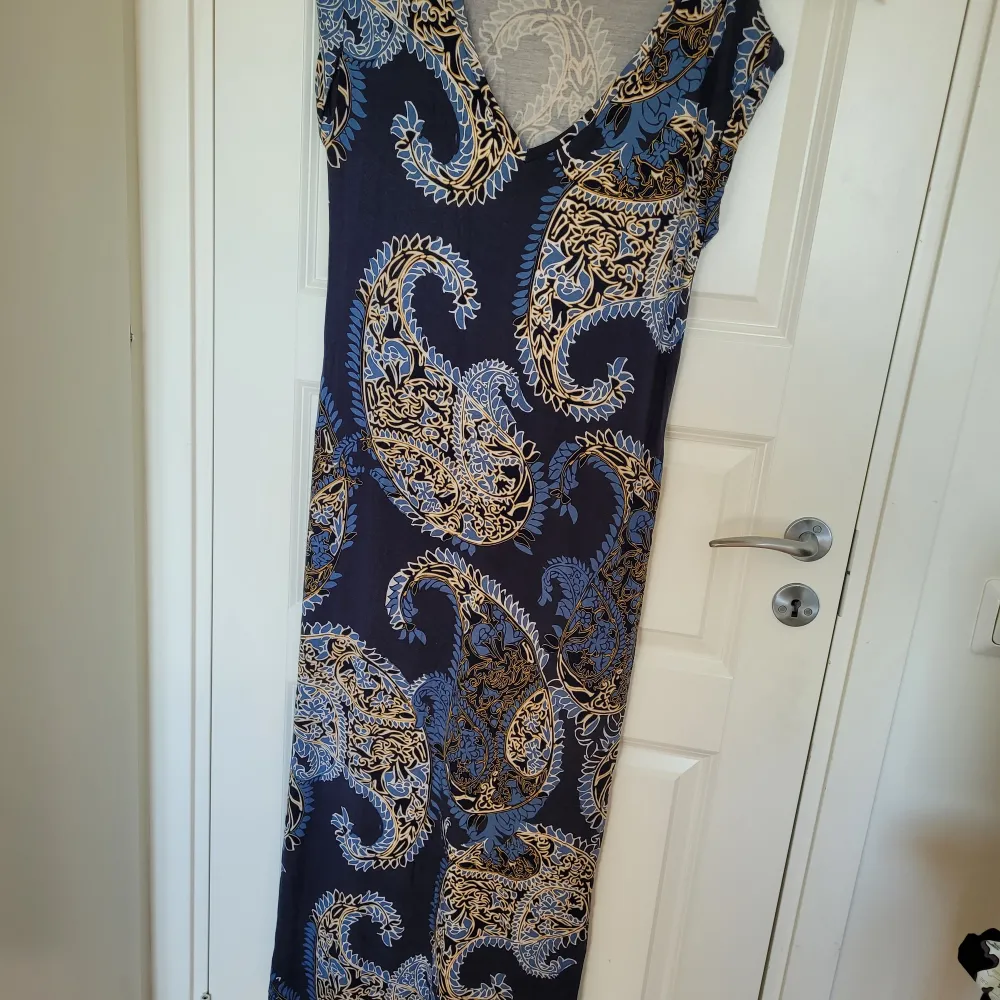 Fin skön lång blå klänning med mönster . Jag har endast använt den en gång då den inte riktigt min stil. Minns ej var jag köpte den men står Part Two Copenhagen på lappen. . Klänningar.