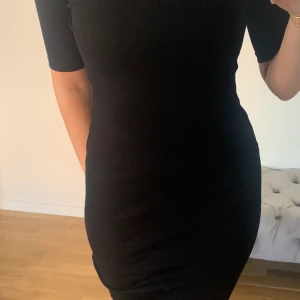 Svart tight midiklänning - Storlek S