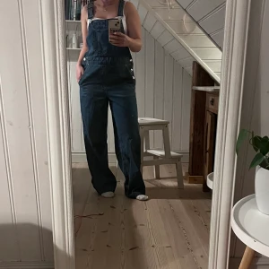 Jeans hängselbyxor  - Jeans hängselbyxor från HM. Uppsydda, jag är 155 cm. Bra skick. Lite oversized. Perfekta till hösten med en stickad tröja💕hör av dig vid frågor!