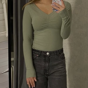 topp från nakd  - en fin grön topp från nakd💘endast använd ett fåtal gånger så i bra skick! i stl S. 75kr + frakt☺️skriv för fler bilder💕