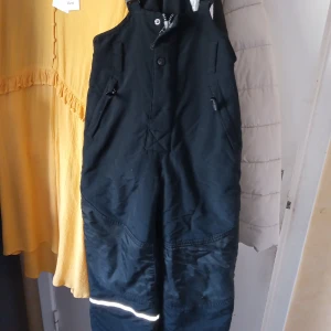 Thermobyxor med hängslen i storlek 140 . - Fina Thermobyxor med hängslen i storlek 140 .svarta .lite slitage finnes men obetydligt .hämtas i Skene alt skickas o köpare betalar frakten o Swishbetalning tillämpas .