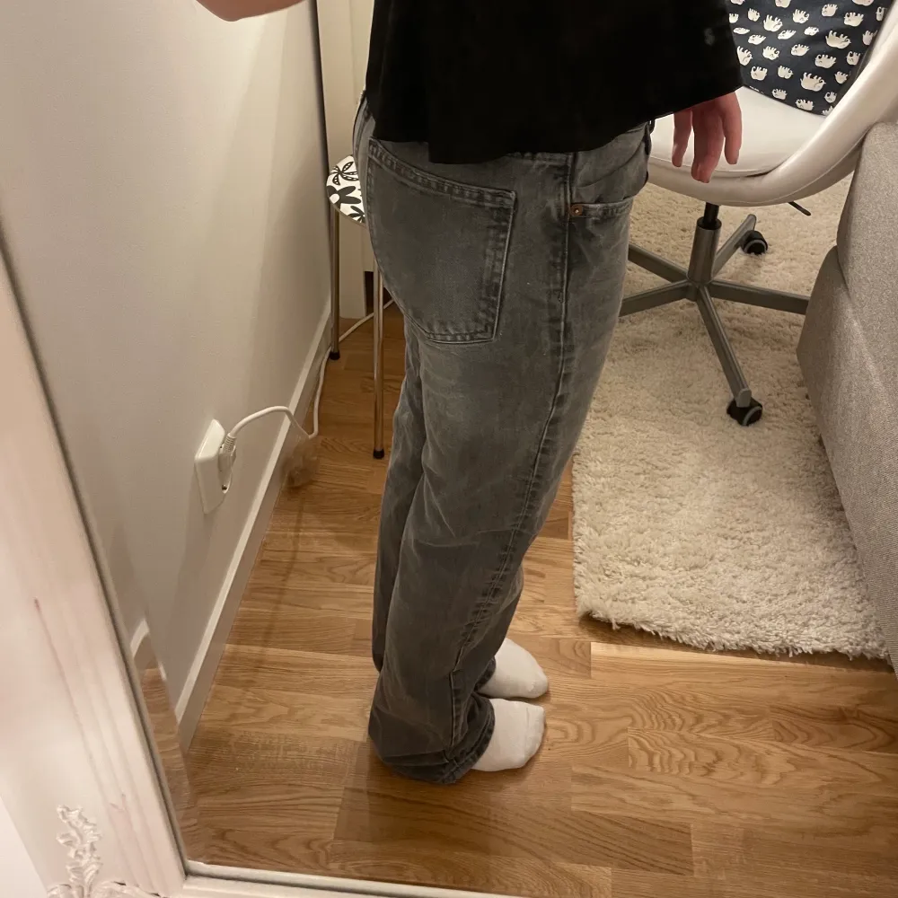 Grå jeans från zara som inte längre finns att köpa! Köpte dessa för två år sen. Dessa sitter såå snyggt på och är mid rise. De är ganska långa på mig som är 166cm. Innerbenslängd:Ungefär 84,5 cm💗Köparen står för frakt!!. Jeans & Byxor.