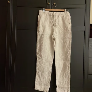 Linnebyxor  - Beiga Linnebyxor från herravdelningen men sitter fint på tjej också. Använda några gånger
