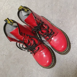Åkta unik Dr marten unisex boots - Säljer en par Dr marten unisex boots som passar till allt och passar 36_ 38.l mycket bra skick .Finns fler bilder och modellen är slut såld och passar till alla årstider. 