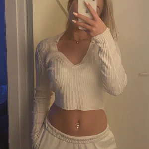 Croppad tröja med krage - Croppad tröja med krage från H&M strl M men liten i storleken så passar mig med strl S, helt oanvänd!