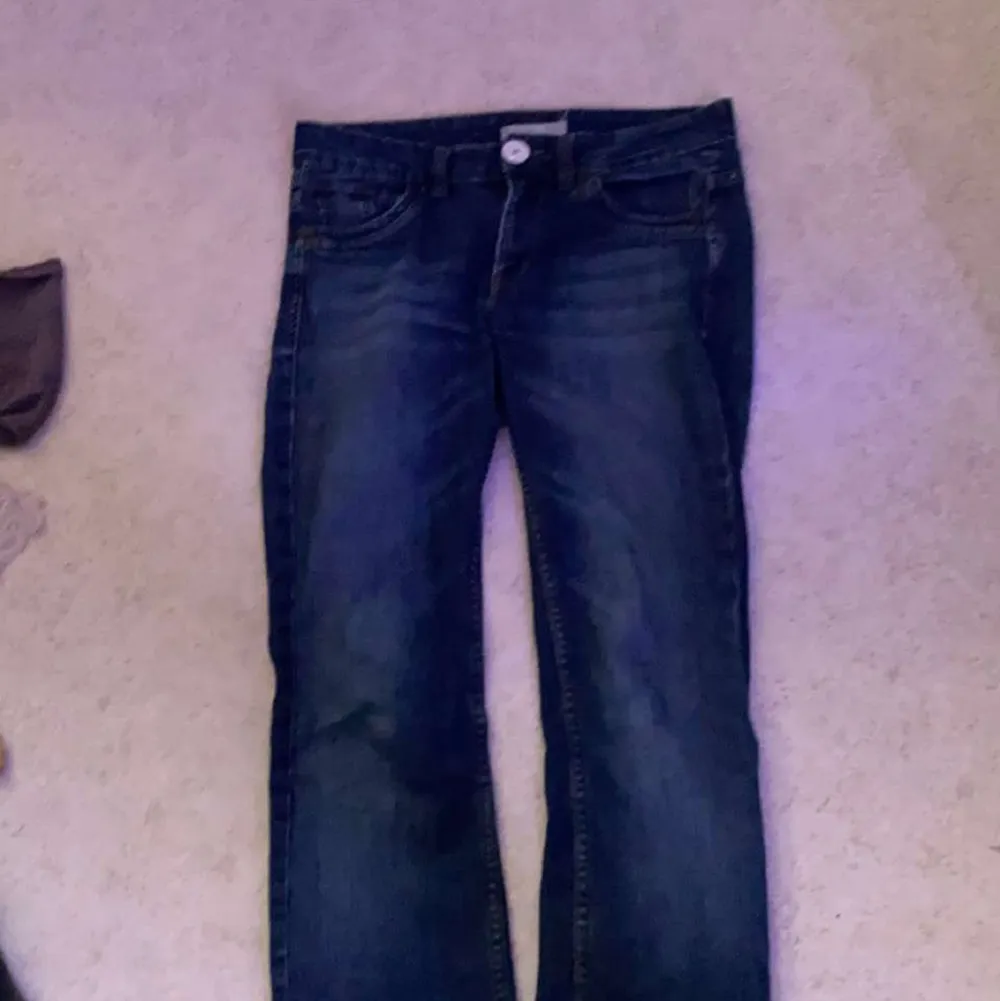 Ett par byxor från 2010, säljer dom eftersom att dom är förstora i midjan på mig Frakt ingår ej. Jeans & Byxor.