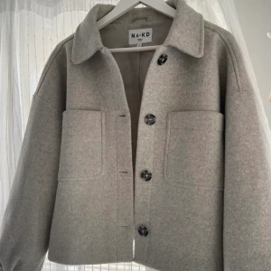 Nakd kappa  - jättefin kappa från nakd som aldrig är använd och därför i nyskick(har prislappen kvar) säljer eftersom inte kommer till användning. Ordinarie pris 900kr. Lånade bilder men ser exakt likadan ut❤️