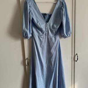 Babyblå klänning från bubbleroom i storlek 38. Endast testad