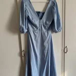 Babyblå klänning från bubbleroom i storlek 38. Endast testad