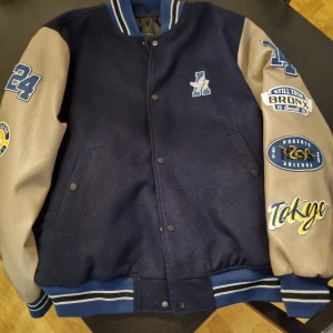 Varsity jacks - Bra skick! Funkar till de som har M och L oxå.