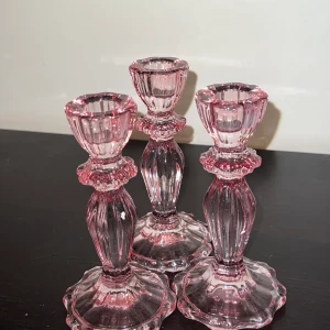 Ljus hållare  - Tre otroligt fina kristal ljushållare. Tyvärr så måste jag sälja de eftersom de inte passar mitt rum. 