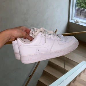 Vita Nike airforce - Ett par nästan helt nya vita Nike air force, använda max 2 gånger. Köpt för ca ett halvår sedan men inte kommit till användning. Nypris 1350kr