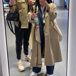 Oversize trenchcoat Everlast x Zara XS-S - Trenchcoat från zara i sammarbete med everlast storlek XS-S. I nyskick, endast använd 3 gånger. Köparen står för frakt som tillkommer på 99kr spårbart med postnord. 