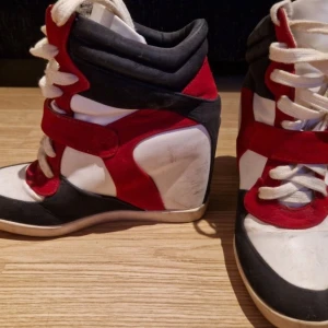 Strl 37 sneakers  - Skor storlek 37, fint skick.  Kilar höga, men mycket bekväma. Vissa skor behöver rengöras, de låg i en påse med andra skor, så de kan vara smutsiga eller dammiga, mycket bra skick, perfekt skick eller nya skor., storlek 37 eller 37,5 och alla skor passar 
